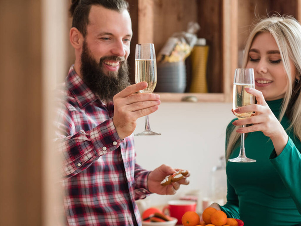 happy new year couple drinking champagne kitchen - Fotoğraf, Görsel