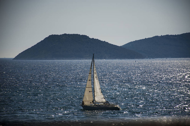 Velero solitario en el mar Mediterrneo, navegando tranquilamente. veleiro solitário no mar Mediterrâneo, navegando calmamente
 - Foto, Imagem