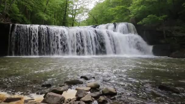 Krajobraz z wodospadem Brush Creek - Wirginia Zachodnia - Materiał filmowy, wideo