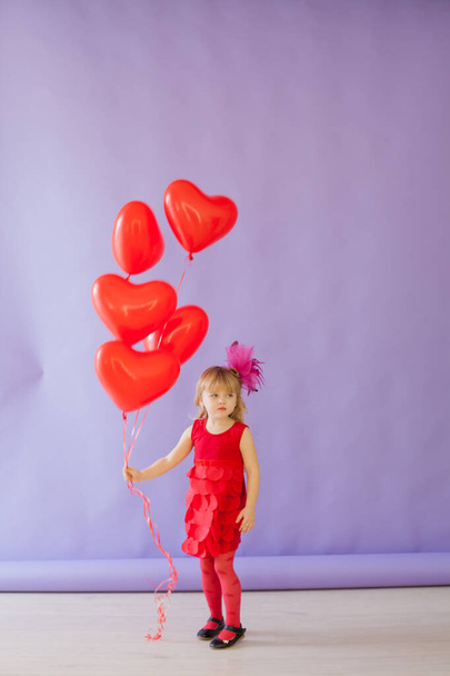 Dziewczynka z czerwonymi balonami na wakacjach - Zdjęcie, obraz