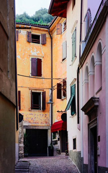Cityscape no centro da cidade de Arco perto do lago Garda
 - Foto, Imagem