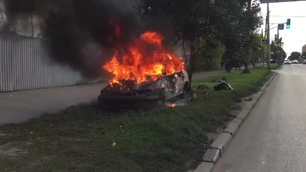 Una macchina brucia su una strada
 - Filmati, video