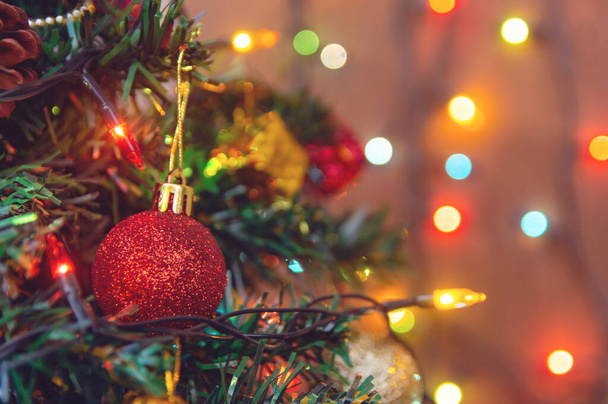 Різдвяний декор. Висячі червоні кульки на гілках сосни христос
 - Фото, зображення