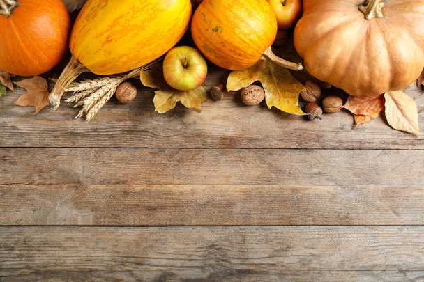 Autumn vegetables on wooden background, flat lay with space for text. Happy Thanksgiving day - Foto, Imagem