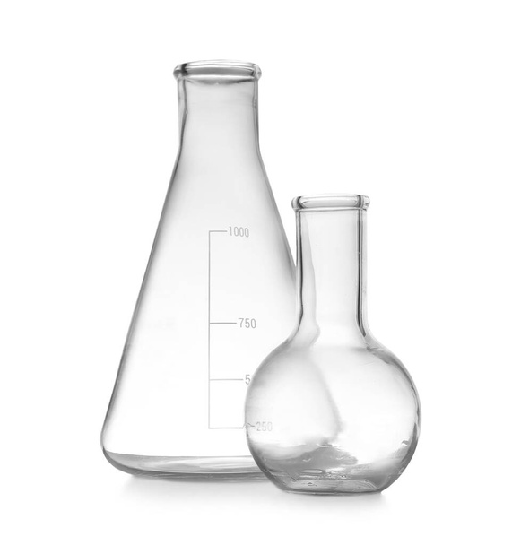 Florencia vacía y frascos cónicos sobre fondo blanco. Artículos de vidrio de laboratorio
 - Foto, Imagen