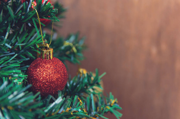 Рождественское украшение. Висячие красные шарики на сосновых ветвях
 - Фото, изображение