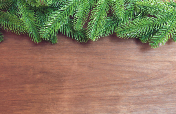 クリスマスの背景。モミの木の枝とデコと松のコーン - 写真・画像