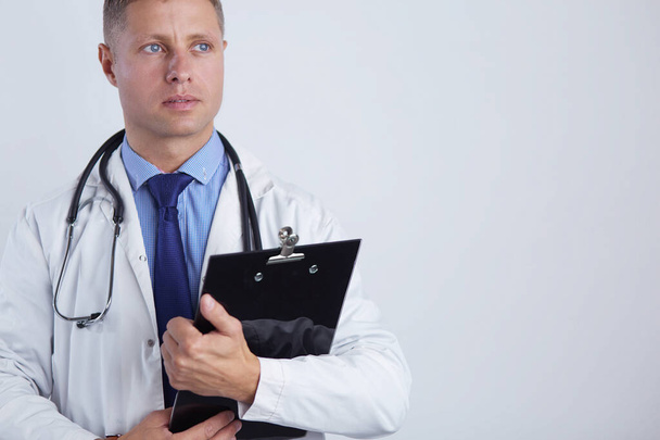Médecin homme debout avec dossier, isolé sur fond blanc - Photo, image