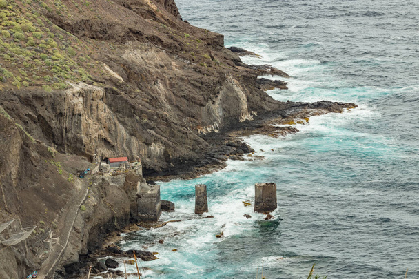 Pescante de Agulo. Agulo davit - Enormi moli di cemento per davit e le rovine del vecchio porto peschereccio. Girato da Teleobiettivo. La Gomera, Isole Canarie, Spagna
 - Foto, immagini