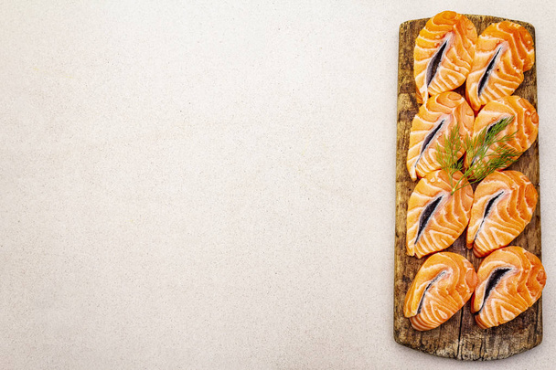 新鮮なサーモンのスライス。健康的な魚介類を調理するための成分。食品を含むオメガ3 - 写真・画像