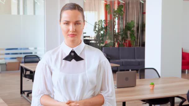 επιτυχημένος επιχειρηματίας σε κομψό πουκάμισο στο γραφείο - Πλάνα, βίντεο
