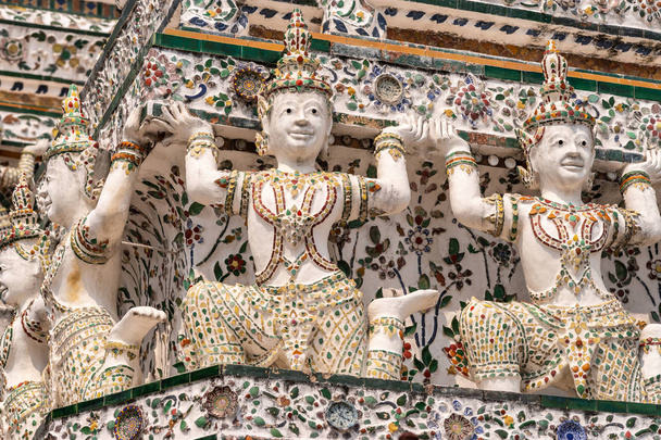 Szczegóły rogu Temple of Dawn pokazuje posągi, Bangkok Thaila - Zdjęcie, obraz