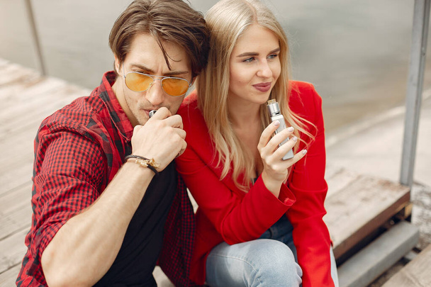 Stylish young couple with vape in a city - Foto, Bild