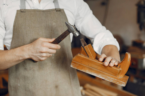 Carpinteiro bonito trabalhando com uma madeira - Foto, Imagem