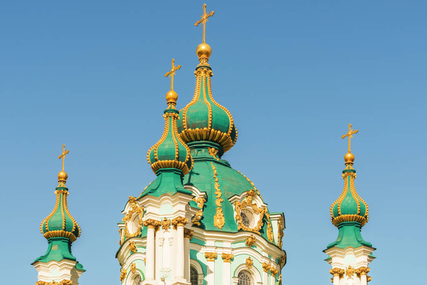 Dômes de l'église Saint-André, conçu par l'architecte Rastrelli, Kiev, Ukraine, jour ensoleillé d'automne
. - Photo, image