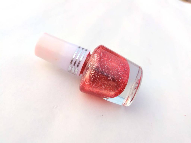 Στρογγυλό κόκκινο χρώμα βερνίκι νυχιών μπουκάλι με καπάκι. Ρεαλιστική συσκευασία mockup πρότυπο. Εμπρός όψη.jpg - Φωτογραφία, εικόνα