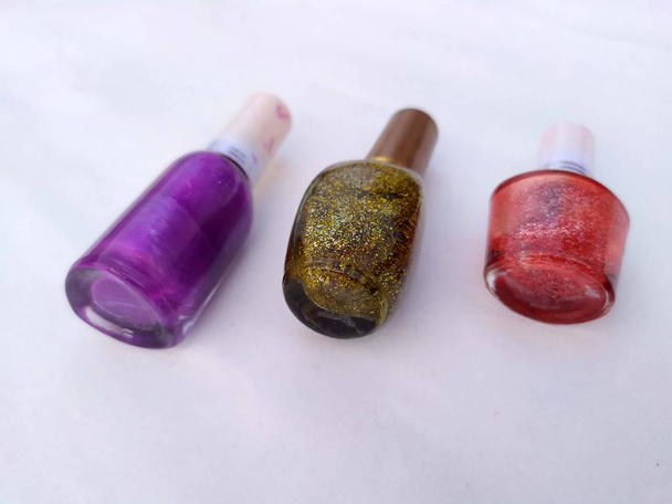 Ronda de tres colores botella de esmalte de uñas con tapa. Plantilla de maqueta de embalaje realista. Vista frontal.jpg
 - Foto, Imagen