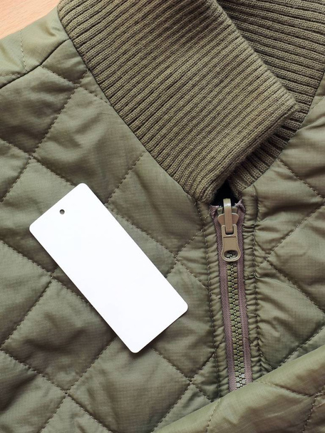 Хаки Автумн Куртка и этикетка одежды
 - Фото, изображение