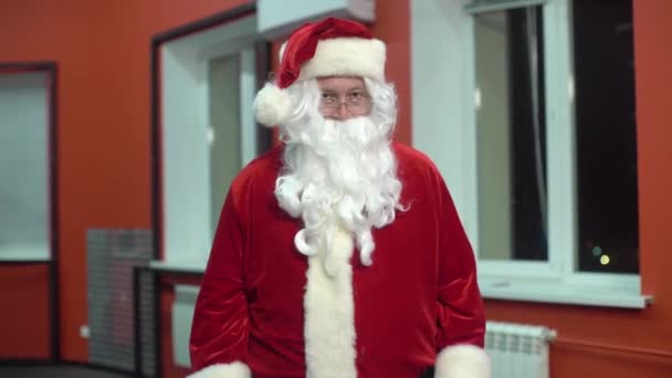 Santa Claus training at the gym on Christmas Day. Santa Claus is working out with dumbbells. - Felvétel, videó