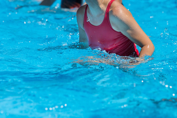 Kadın Bir Yüzme Havuzunda Açık Su Aerobik yapıyor - Fotoğraf, Görsel
