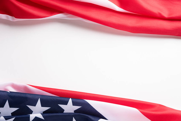 Χαρούμενη Ημέρα των Βετεράνων. Αμερικανικές σημαίες σε λευκό φόντο.  - Φωτογραφία, εικόνα