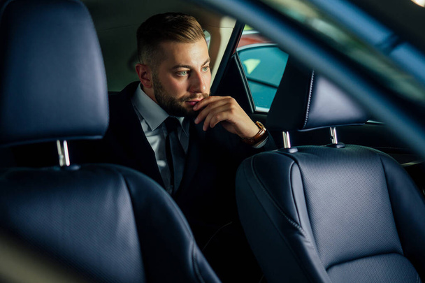 Young business man test drive new car - Zdjęcie, obraz