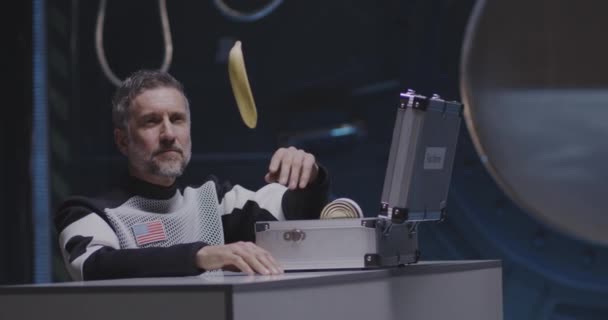 Astronauta empujando plátano en gravedad cero
 - Metraje, vídeo