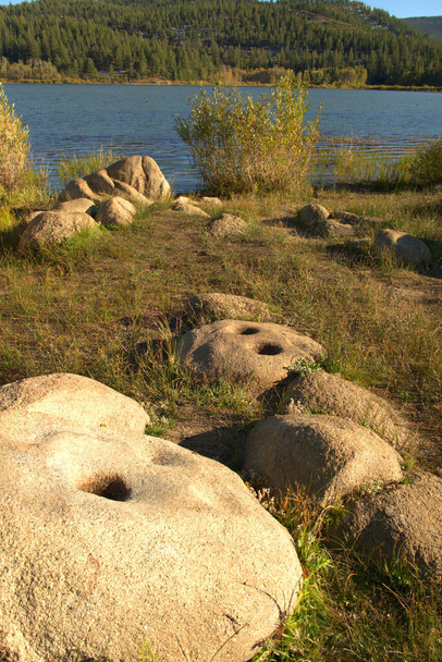 Dziury w granicie zostały wykonane przez ludzi nomatic Washo (zaprawa & tłuczek) do mielenia orzechów sosnowych, żołędzi i innych orzechów - Zdjęcie, obraz