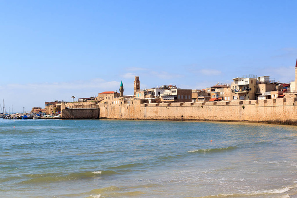 Panorama du littoral de la vieille ville d'Acre avec digue et port de plaisance à la mer Méditerranée, Israël
 - Photo, image