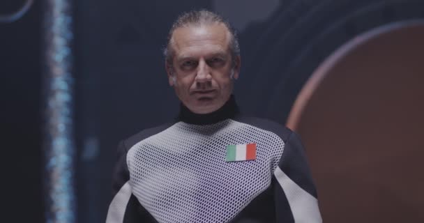 Итальянский астронавт смотрит в камеру
 - Кадры, видео