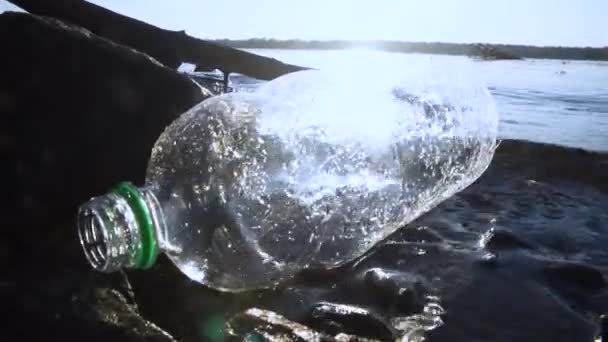 Plastikowa butelka dryfowała na brzeg - Materiał filmowy, wideo