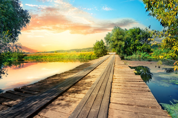 Деревянный мост или пирс на озере
 - Фото, изображение