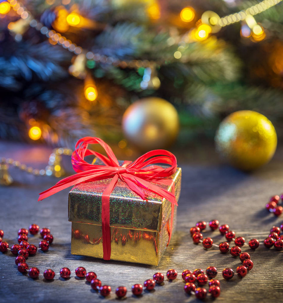 Gyönyörű karácsonyi ajándékok díszített dobozokban közel a karácsonyi tr - Fotó, kép