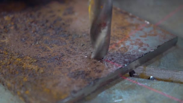 Bohrer macht Loch in Metallwerkstück - Filmmaterial, Video