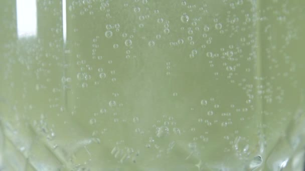 effervescent bubbles from a pill in a glass of water - Footage, Video