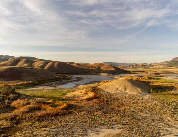 kühnere Luftaufnahmen der lebendigen und fotogenen John Day Fossilienbetten und des irisierend bemalten Hügelreservoirs der Wheeler County in Mitchell, Oregon - Foto, Bild