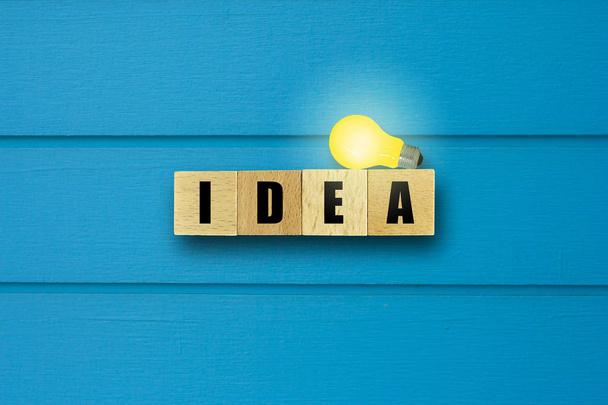 Business Idea Concept: IDEA sana puiset lohkot laittaa puulattialle
. - Valokuva, kuva