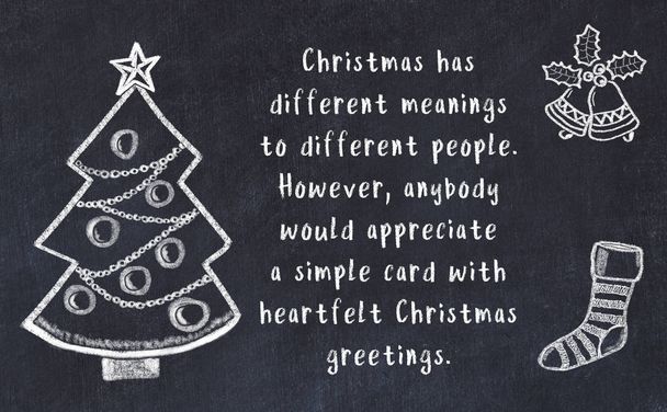 クリスマスツリーの描画と黒の黒板に手書きの挨拶  - 写真・画像