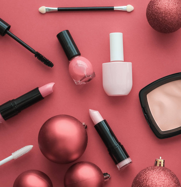 Meikki ja kosmetiikka tuote asetettu kauneus tuotemerkin Christmas sal
 - Valokuva, kuva