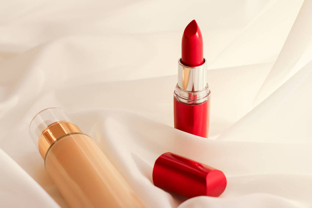 Béžová tonální krém láhev make-up tekutiny základ a červená l - Fotografie, Obrázek