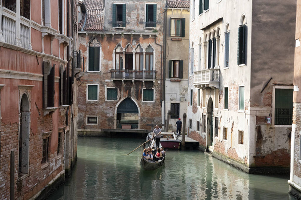 Velence, Olaszország - szeptember 15 2019 - Gondola ride in Venice  - Fotó, kép