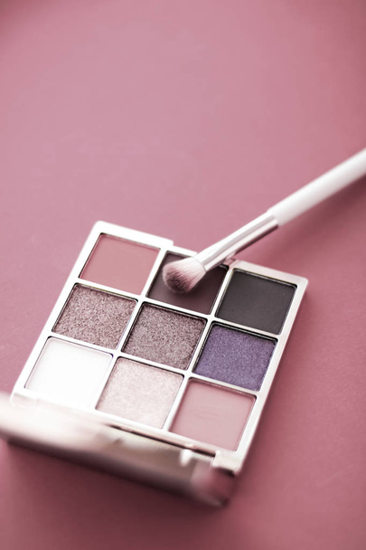 Eyeshadow palette and make-up brush on rouge background, eye sha - Фото, зображення