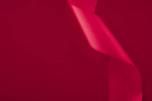 Cinta de seda rizada abstracta sobre fondo rosa, lujo exclusivo
  - Foto, imagen