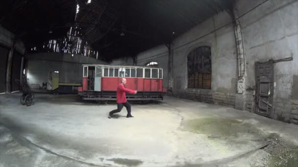 Hip hop dansı, ters takla atan adam eski bir tren fabrikasında dans ediyor. - Video, Çekim