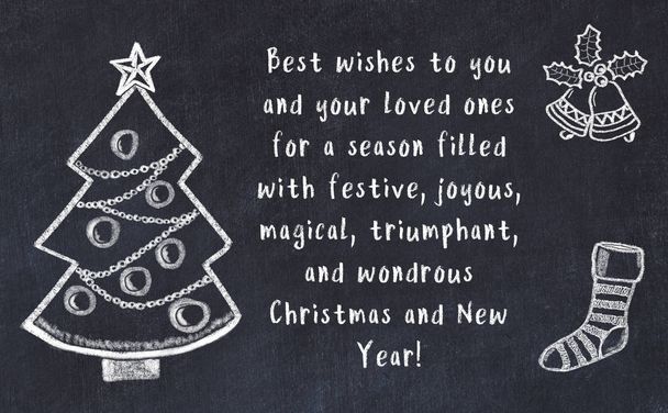 Рисунок рождественской елки и рукописное поздравление на черной доске
  - Фото, изображение