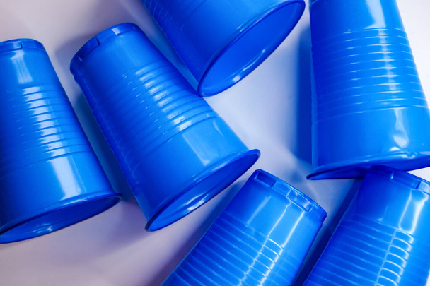 színes műanyag poharak feküdnek egymás mellett, háttér - Fotó, kép
