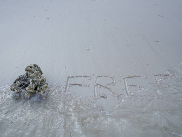 Las letras libres fueron escritas en la arena con belleza natural
 - Foto, imagen