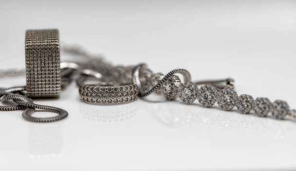 Silberschmuck: Ringe, Ketten und Armbänder - Foto, Bild