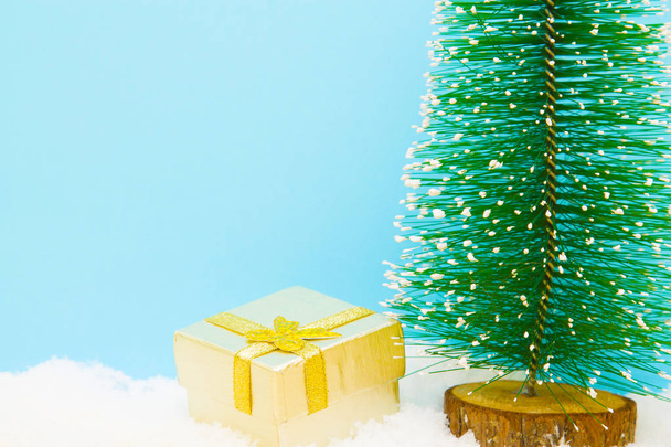 İçinde Noel ağacı ve hediye kutusu olan Noel kartı. - Fotoğraf, Görsel