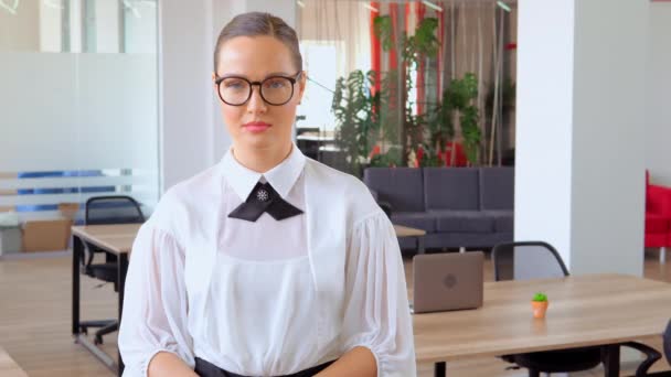 imprenditore di successo in elegante ufficio camicia e occhiali
 - Filmati, video